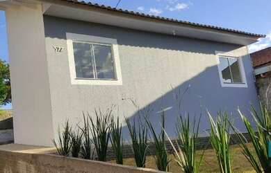 Imagem: A casa possui 2 Dormitórios, 1 Banheiro, 2 Vagas na garagem