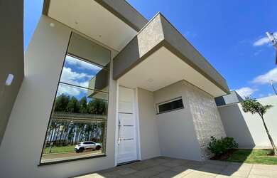 Imagem: A casa possui 3 Dormitórios, 3 Banheiros, 2 Vagas na garagem