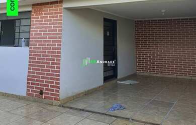 Imagem: A casa possui 2 Dormitórios, 2 Banheiros, 2 Vagas na garagem