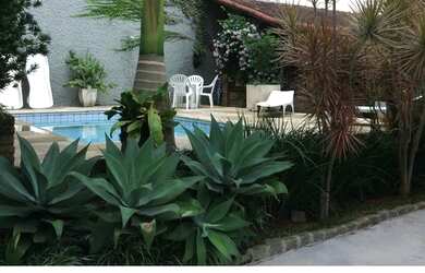 Imagem: A casa possui 3 Dormitórios, 3 Banheiros, 5 Vagas na garagem