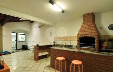 Imagem: A casa possui 4 Dormitórios, 5 Banheiros, 4 Vagas na garagem