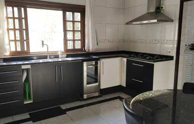 Imagem: A casa possui 5 Dormitórios, 5 Banheiros, 5 Vagas na garagem