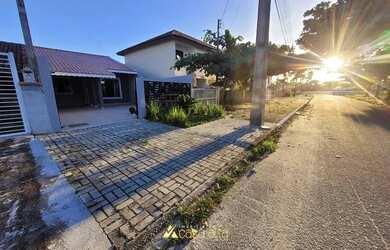 Imagem: A casa possui 3 Dormitórios, 2 Banheiros, 3 Vagas na garagem