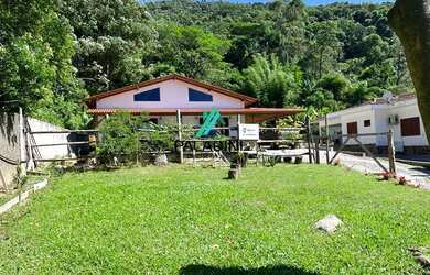 Imagem: A casa possui 2 Dormitórios, 1 Banheiro, 2 Vagas na garagem