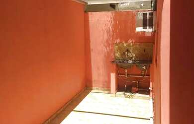 Imagem: A casa possui 1 Dormitório, 1 Banheiro, 1 Vaga na garagem