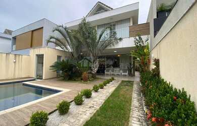 Imagem: A casa em condomínio possui 5 Dormitórios, 5 Banheiros, 2