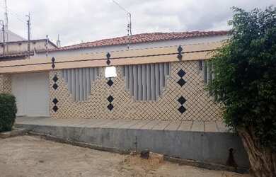 Imagem: A casa possui 3 Dormitórios, 2 Banheiros, 1 Vaga na garagem