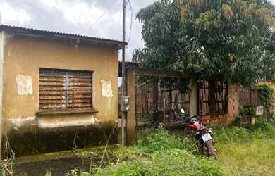 Imagem: A casa possui 2 Dormitórios, 1 Banheiro, 2 Vagas na garagem