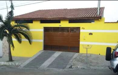 Imagem: A casa possui 2 Dormitórios, 1 Banheiro, 2 Vagas na garagem