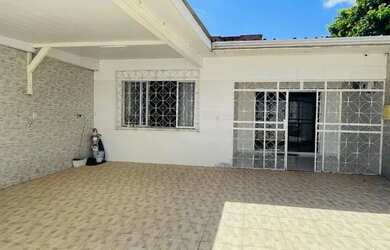 Imagem: A casa possui 3 Dormitórios, 2 Banheiros, 2 Vagas na garagem