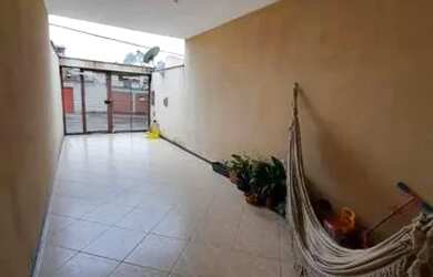 Imagem: A casa possui 3 Dormitórios, 2 Banheiros, 2 Vagas na garagem