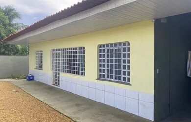 Imagem: A casa possui 2 Dormitórios, 1 Banheiro, 2 Vagas na garagem