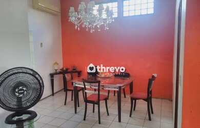 Imagem: A casa possui 4 Dormitórios, 3 Banheiros, 1 Vaga na garagem