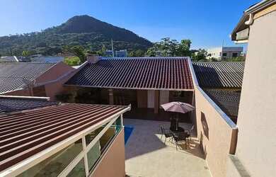 Imagem: A casa possui 3 Dormitórios, 3 Banheiros, 4 Vagas na garagem