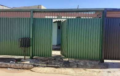 Imagem: A casa possui 2 Dormitórios, 2 Banheiros, 2 Vagas na garagem