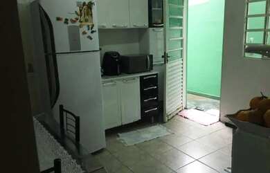 Imagem: A casa possui 2 Dormitórios, 2 Banheiros, 2 Vagas na garagem