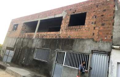 Imagem: A casa possui 3 Dormitórios, 1 Banheiro e está localizado