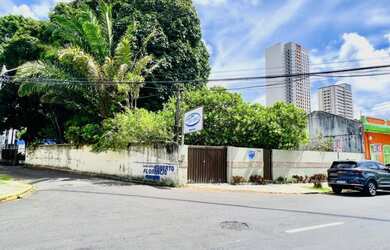 Imagem: A casa possui 5 Dormitórios, 3 Banheiros, 400m² de Área e