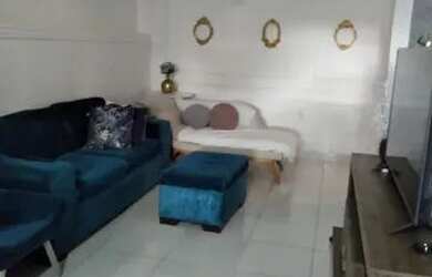 Imagem: A casa possui 3 Dormitórios, 2 Banheiros, 1 Vaga na garagem