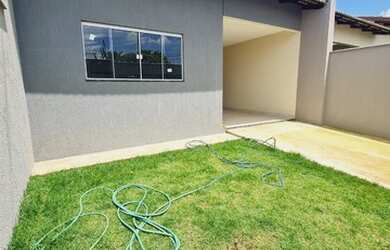 Imagem: A casa possui 2 Dormitórios, 2 Banheiros, 2 Vagas na garagem