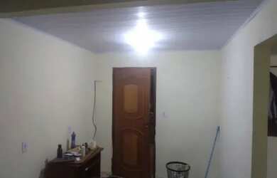 Imagem: A casa possui 3 Dormitórios, 1 Banheiro, 1 Vaga na garagem