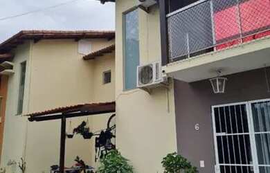 Imagem: A casa possui 2 Dormitórios, 2 Banheiros, 2 Vagas na garagem