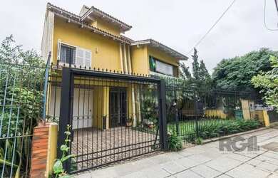 Imagem: A casa possui 5 Dormitórios, 4 Banheiros, 5 Vagas na garagem