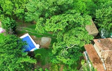 Imagem: A casa possui 4 Dormitórios, 2 Banheiros, 5 Vagas na garagem