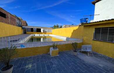 Imagem: O apartamento possui 3 Dormitórios, 1 Banheiro, 4 Vagas na