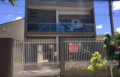 Imagem: A casa possui 5 Dormitórios, 4 Banheiros, 5 Vagas na garagem