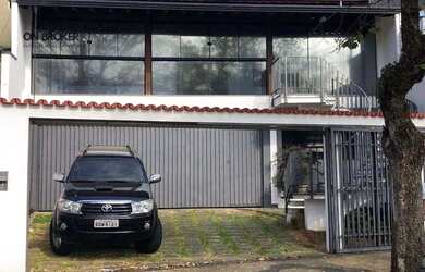 Imagem: A casa possui 3 Dormitórios, 3 Banheiros, 4 Vagas na garagem