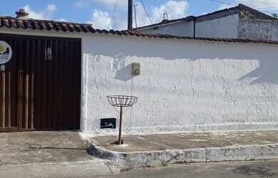 Imagem: A casa possui 2 Dormitórios, 1 Banheiro, 2 Vagas na garagem