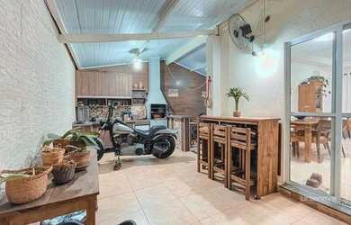 Imagem: A casa em condomínio possui 3 Dormitórios, 3 Banheiros, 2