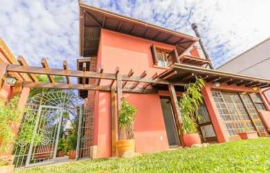 Imagem: A casa em condomínio possui 4 Dormitórios, 5 Banheiros, 3