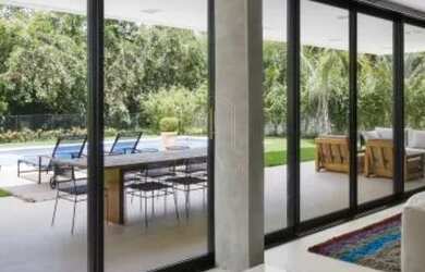 Imagem: A casa possui 5 Dormitórios, 5 Banheiros, 4 Vagas na garagem