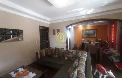 Imagem: A casa possui 4 Dormitórios, 3 Banheiros, 2 Vagas na garagem