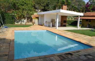 Imagem: A casa possui 3 Dormitórios, 1 Banheiro, 3 Vagas na garagem