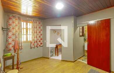 Imagem: A casa possui 1 Dormitório, 1 Banheiro, 1 Vaga na garagem e