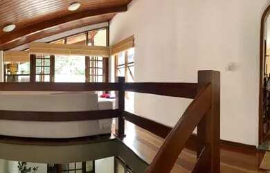 Imagem: A casa e possui 3 Dormitórios, Suítes, 4 Banheiros, 2 Vagas