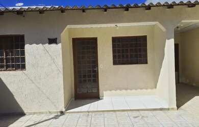 Imagem: A casa possui 2 Dormitórios, 1 Banheiro, 1 Vaga na garagem