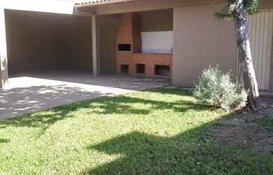 Imagem: A casa possui 4 Dormitórios, 3 Banheiros, 3 Vagas na garagem