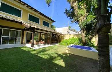 Imagem: A casa possui 4 Dormitórios, 2 Banheiros, 5 Vagas na garagem