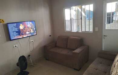 Imagem: A casa possui 2 Dormitórios, 1 Banheiro, 2 Vagas na garagem