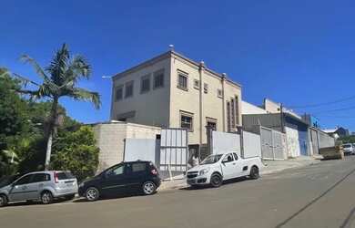 Imagem: O depósito possui 4 Vagas na garagem, 562m² de Área e está