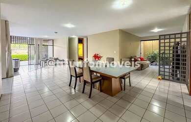 Imagem: A casa possui 4 Dormitórios, 1 Banheiro, 3 Vagas na garagem