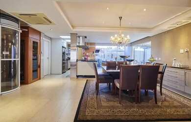 Imagem: A casa em condomínio possui 4 Dormitórios, 5 Banheiros, 3