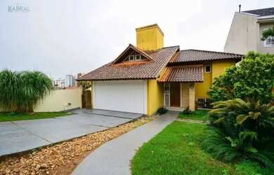 Imagem: A casa possui 4 Dormitórios, 2 Banheiros, 2 Vagas na garagem