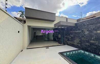 Imagem: A casa possui 3 Dormitórios, 2 Banheiros, 2 Vagas na garagem