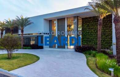 Imagem: A casa em condomínio possui 5 Dormitórios, 5 Banheiros, 5