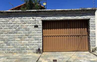 Imagem: A casa possui 3 Dormitórios, 2 Banheiros, 1 Vaga na garagem